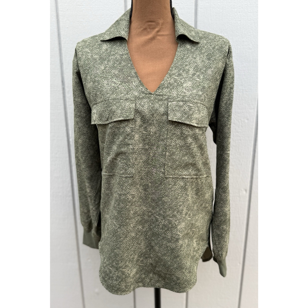 ATHLETA Tunic Zuma Long Sleeve V-Neck Top Snakeskin Green Sz XS Athleisure EUC